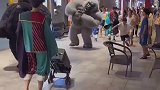 工作人员身披玩偶服装开心的摇晃