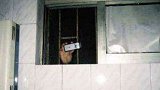 南京一男子多次偷拍女性洗澡 被抓后痛哭“对不起老婆”