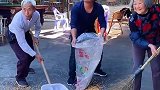 我们农村就是这么看热闹的。