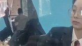 去银行取钱，柜台小姐姐看到余额后居然这个表情，这是什么意思
