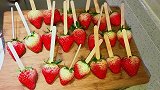 自己在家动手也能制作草莓“冰糖葫芦”，以后想吃就做！
