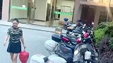 眼见不一定为实。一女子下楼丢垃圾，没想到把垃圾放在别人摩托车上