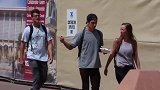 街头恶作剧，男子故意大声打招呼，路人非常的尴尬