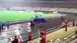 中国杯-17年-太好客！中国球迷赛后与冰岛队员玩维京战吼-新闻