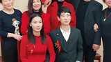 新郎和大家拍照，却意外成为焦点，这个动作有点不雅