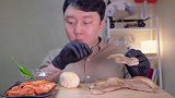 大叔吃五花肉，搭配泡菜一起，太美味了