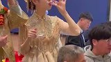 新郎新娘向亲朋敬酒，新娘敬酒喝出了不一样的感觉