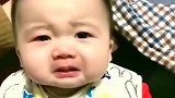 8个月的宝宝咬了妈妈被训，接下来他的表情太委屈了，好可爱！