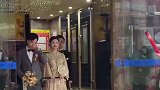 美丽新娘出嫁当天，带上自己的陪嫁狗狗！坐在婴儿车里太有爱了