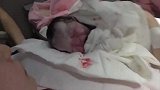 产房直击孕妇分娩瞬间，当宝宝趴在身上那一刻，宝妈是幸福的