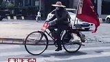 老人带上甘岭战役旗帜骑行,这是一生的荣光,他一定很怀念当年的战友