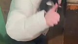 女子下楼不小心，把自己摔下了楼