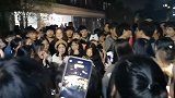 迷之尴尬！男生表白跑错校区喊下同名女生 宿管阿姨表情亮了