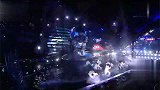 2020湖南卫视跨年演唱会，王一博唱跳《无感》，水中狂舞！