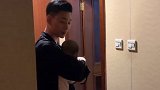 半夜宝宝醒了，老婆睡得那么香真不忍心打扰她#情侣vlog日常