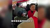 向佐来找晓华剪头发了，现场人山人海，晓华直呼好帅，向佐反手一记摸头杀
