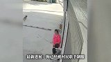 湖南一只狗发疯似的追咬女孩，发布者称“该狗已流窜咬伤多人”