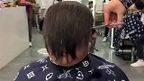大哥剪头发时的搞笑画面，理发师表示也很为难！
