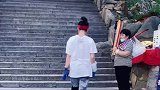泰山偶遇虔诚朝拜者，全程九公里7000多个台阶，三步一叩