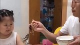 爸爸给闺女夹青菜不肯吃，看到肉立马来精神，这画面看完不许笑