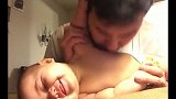 爸爸冲着宝宝痒痒肉大玩bbox，接下来小宝宝的反应太可爱了！