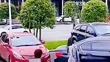 女子倒车入库车距全靠身体量，一旁男车主惊出冷汗