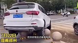 暴雨过后大量泡水车滞留路边，拖车费也涨了好几倍