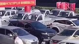女子没驾照就提车，竟然用绳子拉车回家！路人看呆了