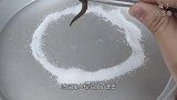小伙把水蛭扔进盐池，场面瞬间失控，镜头拍下全过程