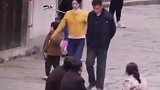 赵丽颖新剧路透，身穿羽绒服坐在路人当中，真的好乖呀！