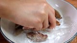 天凉了我家就爱做这锅海鲜煲，有荤有素鲜香无比，大人小孩都爱吃