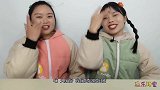 俩闺蜜“锣鼓和镲”合奏咚咚锵，又敲又打喜庆拜年讨红包，超搞笑
