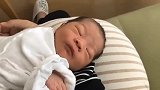 睡着的新生儿宝宝太可爱了，网友：又在骗我生小孩