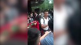 总裁太贴心！C罗中国行帮蹲酒店球迷耐心签名
