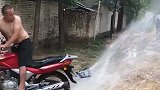 天降暴雨家被淹，机智小伙摩托车排水