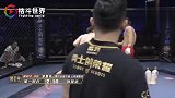 中国小伙出其不意飞膝撞倒对手，外籍拳手坐地双手抱头放弃比赛