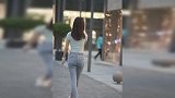 街拍：蓝色T恤搭配紧身裤，让人着迷的背影