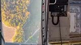 美军空降兵准备跳伞，一个个紧张的一言不发