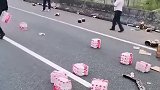 大货车在高速上翻车，一男子提着地上的矿泉水就走了