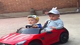 双胞胎兄弟俩开车兜风，大哥这坐姿真霸气，太逗了