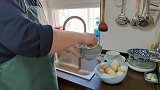 在家做蒜苗炒鸡蛋拌面 手工扯面很筋道 10分钟搞定 超级好吃