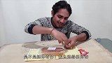 印度小哥把两个通电勺子接在面包上，本来挺恶性，可是真香