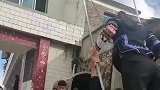 村里一年一度的荡秋千大赛，吸引青年靓女前来参与
