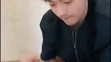 许凯在家健身做四个平板撑就被累倒，八字胡未刮瞬间老了十岁