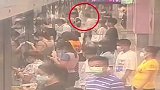 上海女子地铁站遇“咸猪手”目击者争相作证