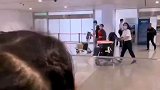 小女孩机场接姥爷，开心呼喊着跑上前迎接