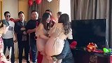 接亲现场，伴郎抱两位伴娘做深蹲,伴郎的高光时刻