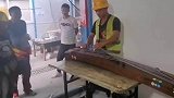 小伙在工地食堂为工友演奏古筝，“工作再辛苦也要有仪式感