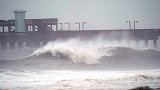 飓风“萨莉”逼近美墨西哥湾沿岸：掀起惊涛骇浪