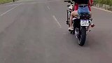 摩托车的特技表演，那么他的后座你敢坐吗